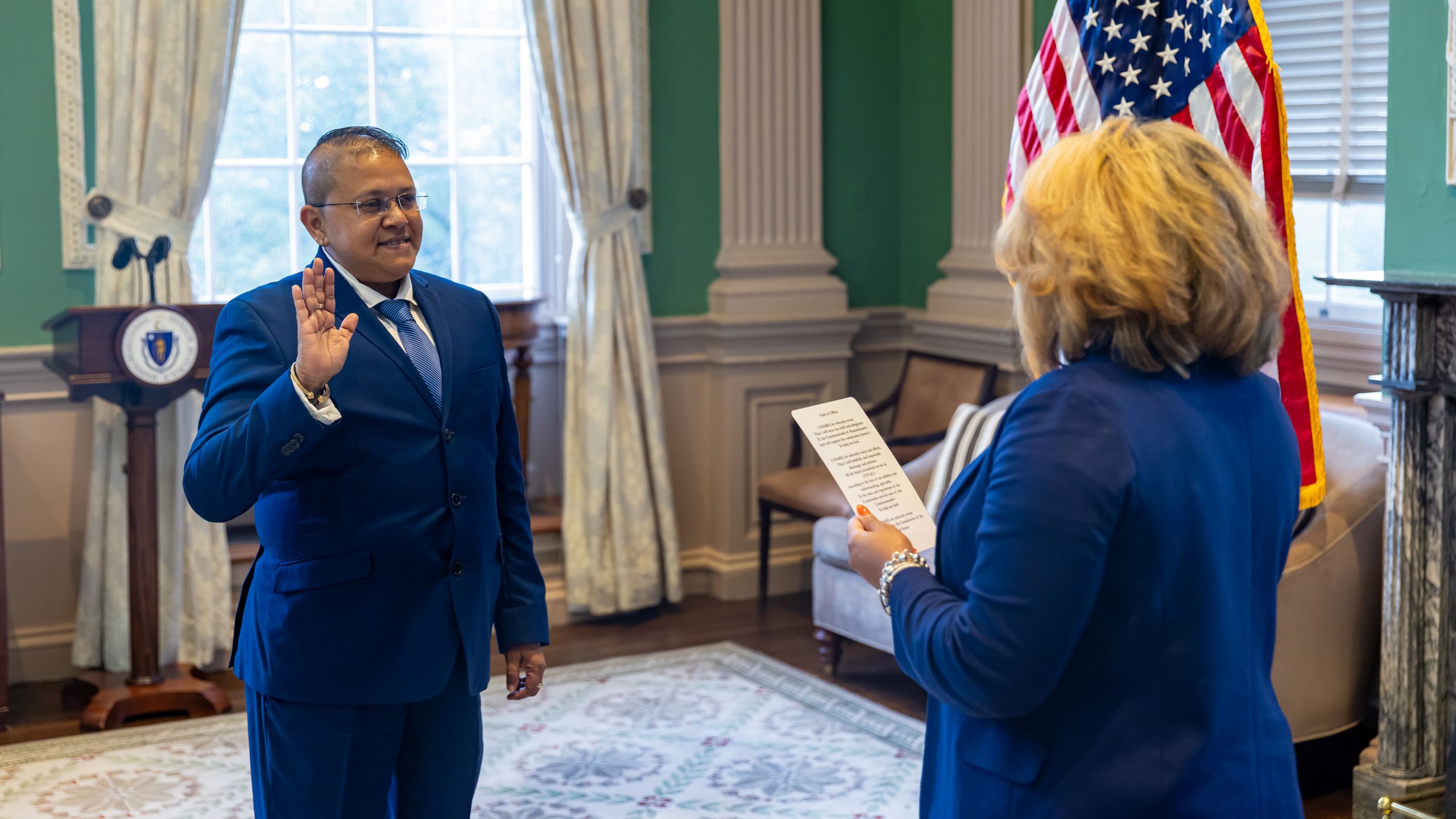 Cindy Mack raises his right hand to be sworn into office.